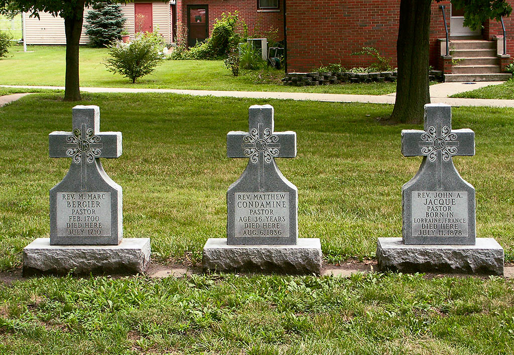 [Holy+Family+Roman+Catholic+Log+Church,+in+Cahokia,+Illinois,+USA+-+graves.jpg]
