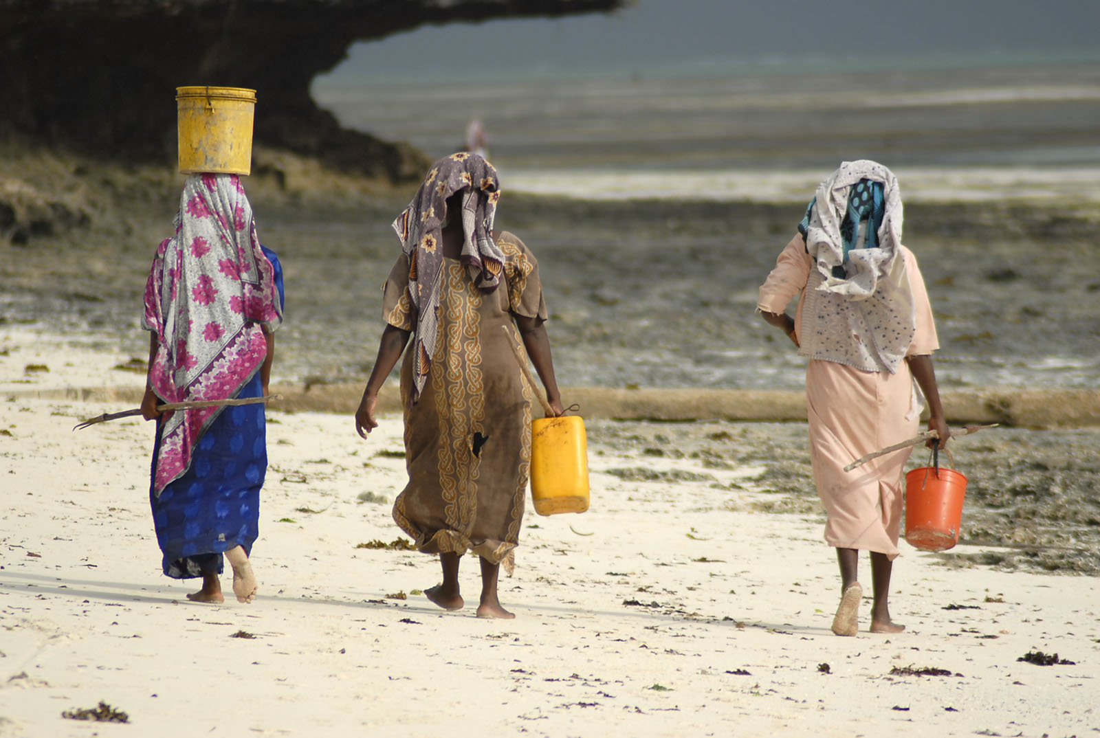 [Zanzibar+asszonyok+a+parton.jpg]