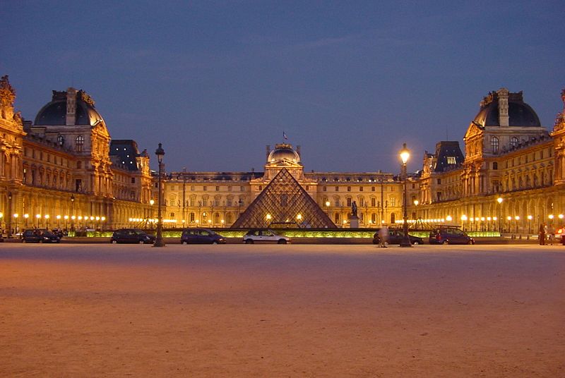 [800px-Louvre_at_night_centered.jpg]