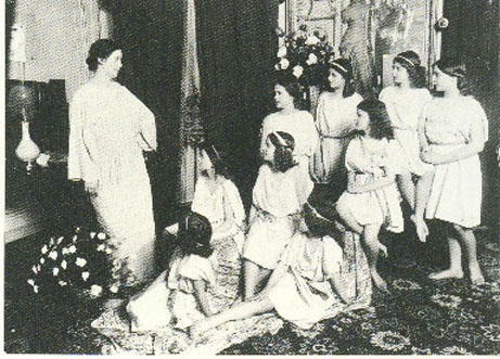 [isadora-duncan+with+pupils]