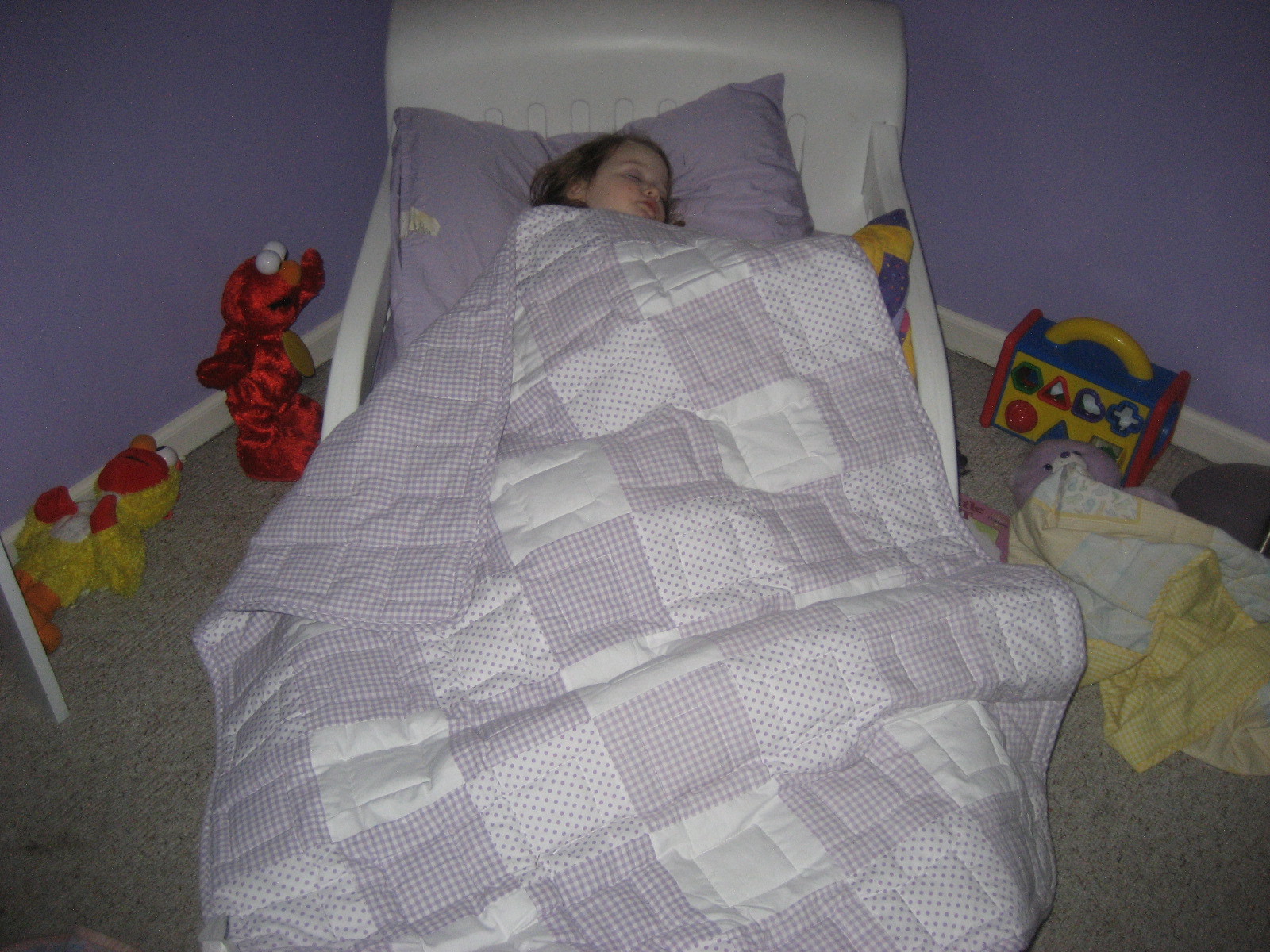 [mikayla+sleeping+in+toddler+bed.jpg]