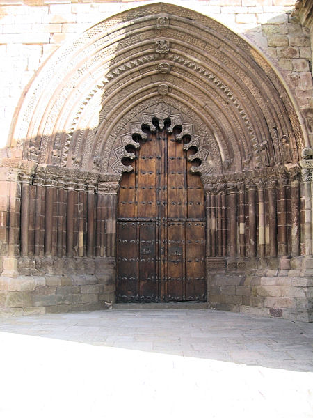 [1000_cirauqui_iglesia_portal.jpg]