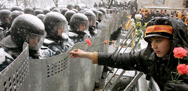 [riot+police+vs+flowers_Ukraine_xtrawide.JPG]
