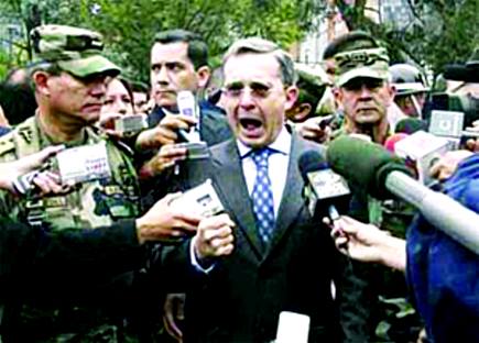 [Uribe+y+militares.jpg]