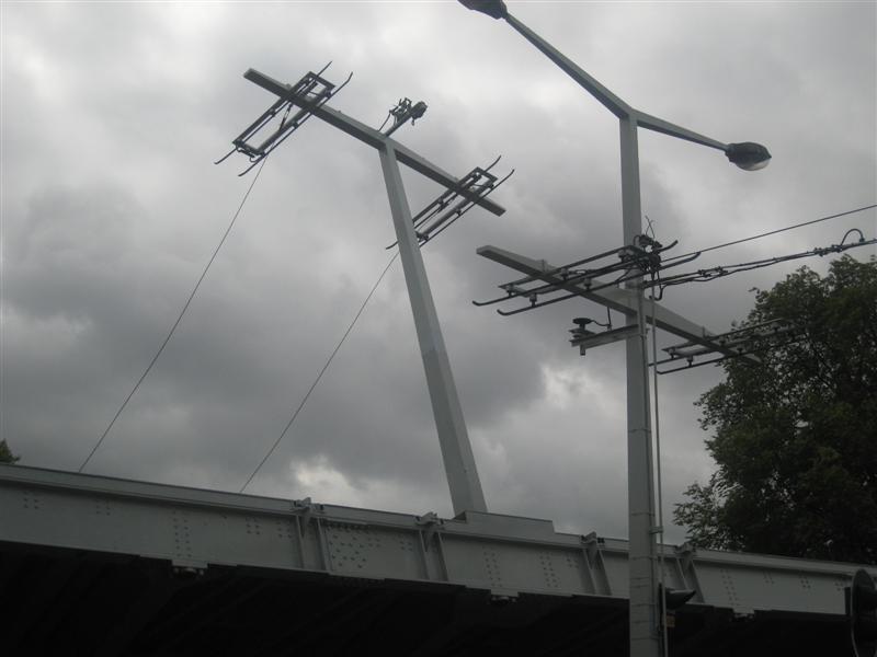 [Cables_tranvía+enganchan+al+bajar+el+puente+(Medium).jpg]