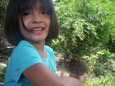Sofía posando con un polluelo de chachalaca