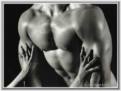 [pecho+hombre+manos+mujer.jpg]