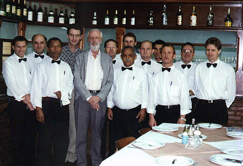 [Antônio+Carlos+Machado+e+garçons+do+Augusto,1998.jpg]
