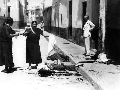 Imágenes del Terror Franquista 21-7-1936.+-+woman+cries+before+corpses+killed+district+Triana