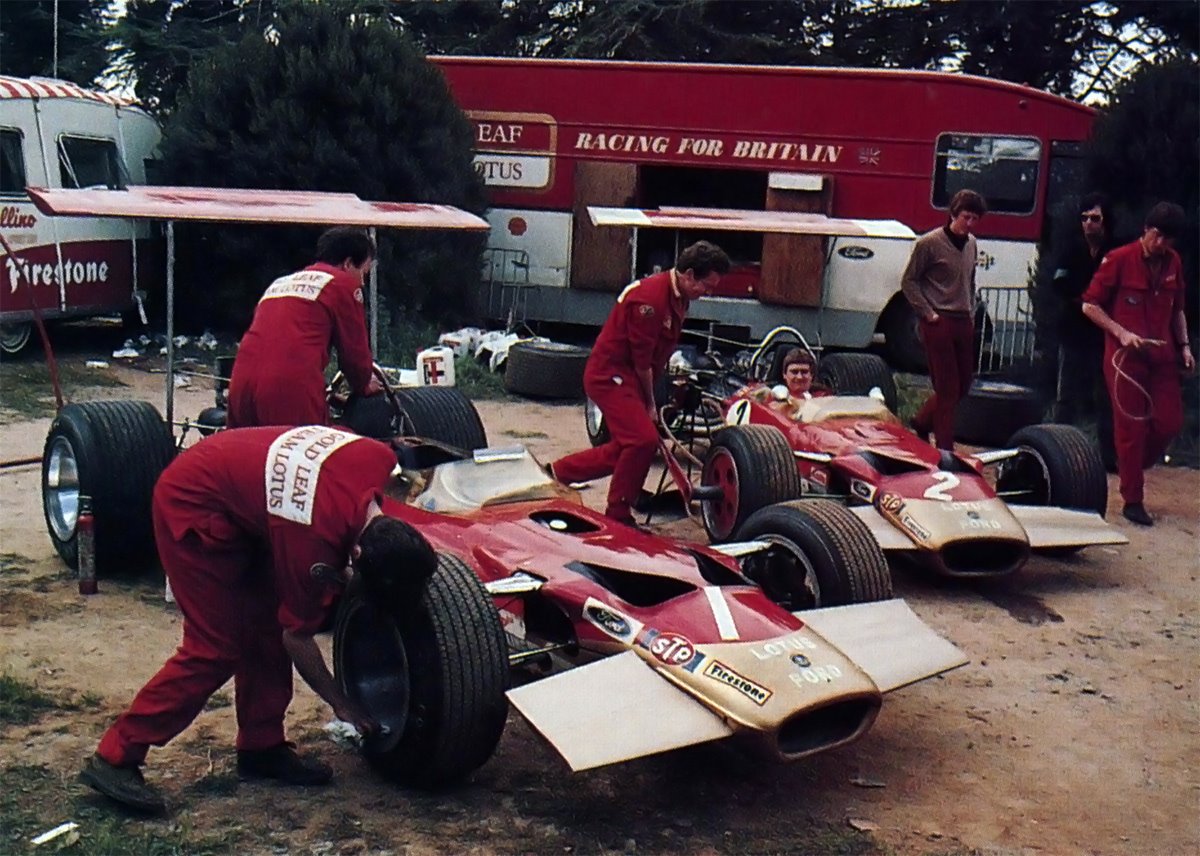 [El+Team+Lotus+con+sus+2+coches+de+punta.+Rindt+es+el+del+jersey+y+las+manos+en+los+bolsillos..jpg]