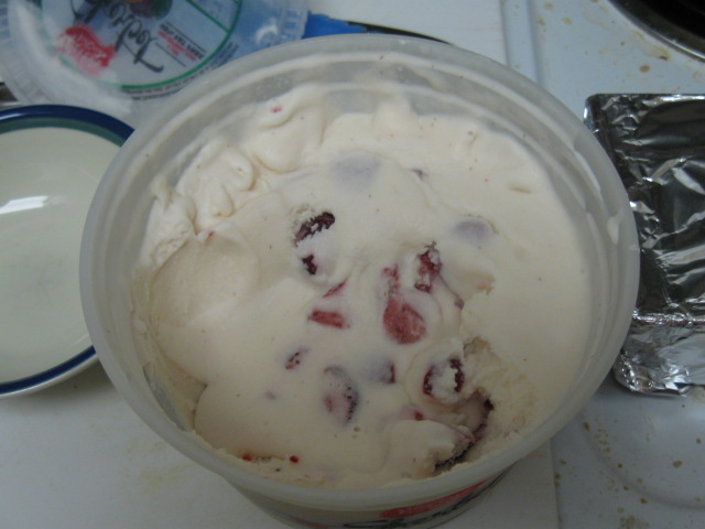 [strawberry+ice+cream+062108.jpg]