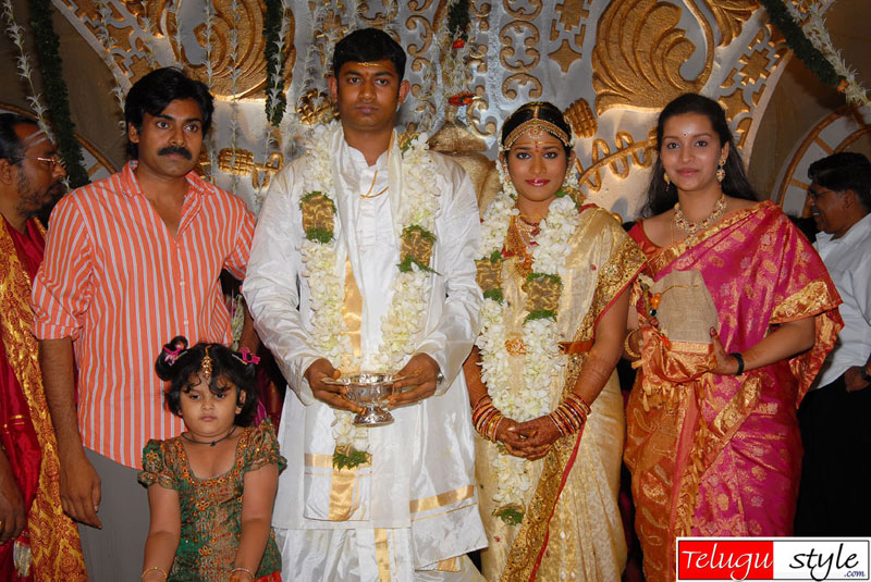 [pawan+kalyan+&+reenu+desai+with+chiranjeevi's+daughter+sushmita+wedding.jpg]
