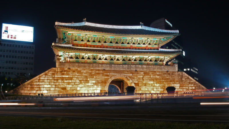 [800px-Seoul-Namdaemun-at_night-01.jpg]