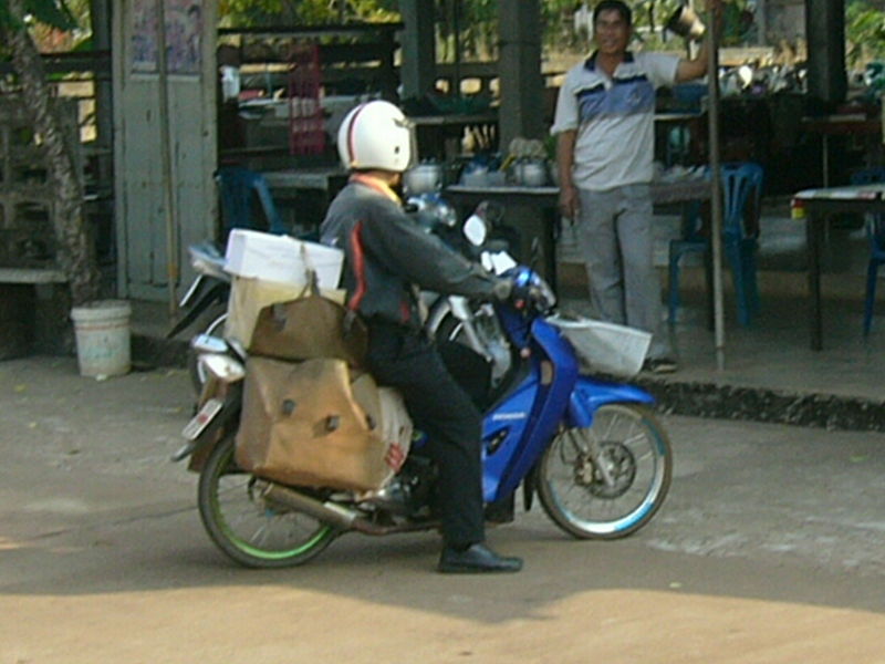 [motorcycle_delivery_thailand.JPG]