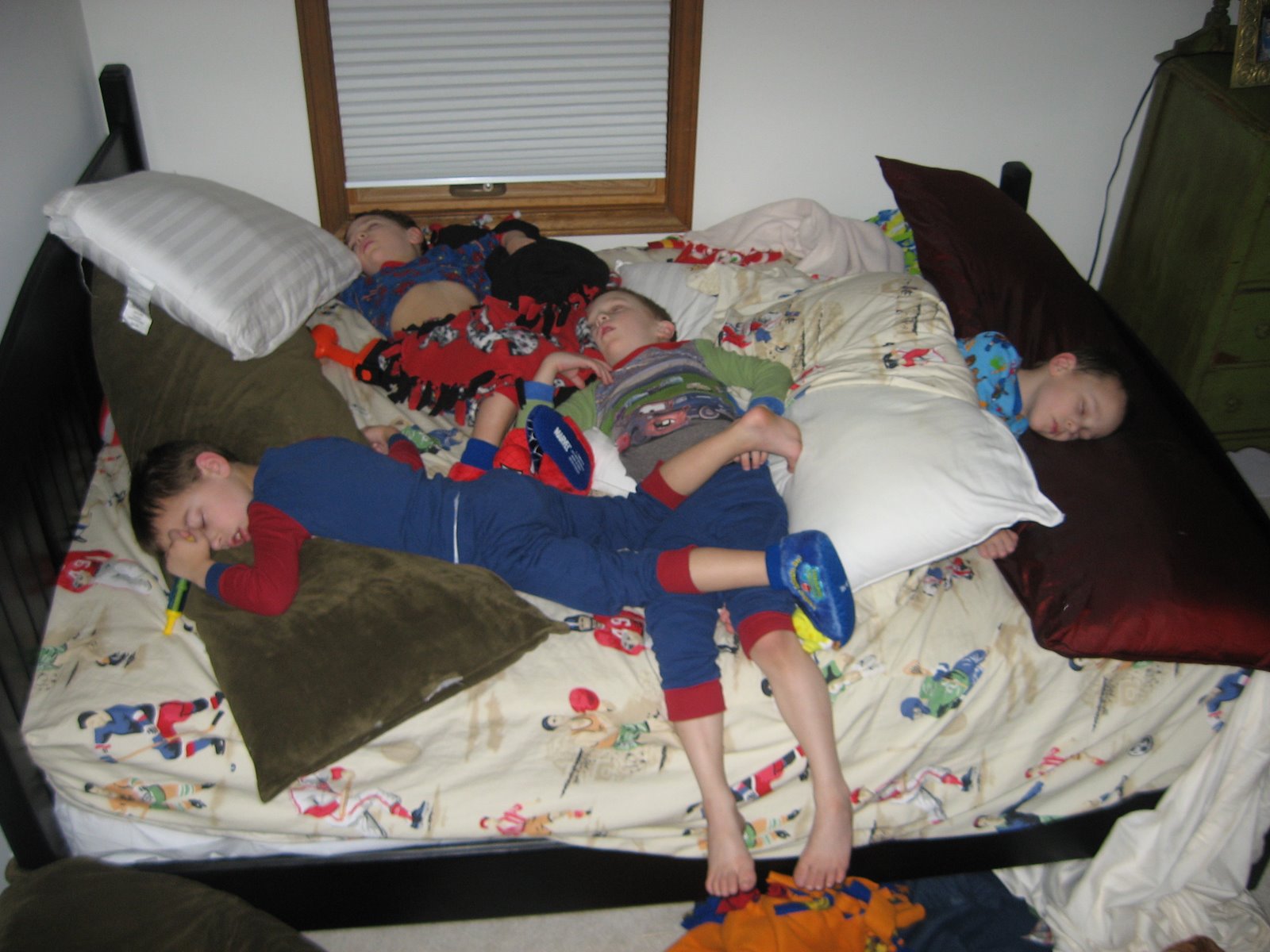 [4+sleeping+boys.JPG]