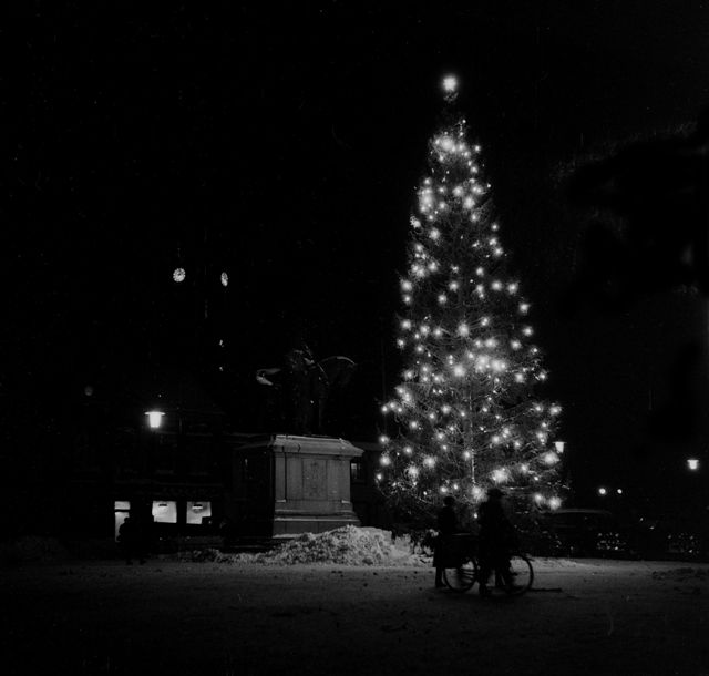 [julgran+på+torget+1955.jpg]
