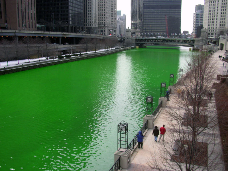 [800px-Chicago_River_dyed_green,_focus_on_river.jpg]
