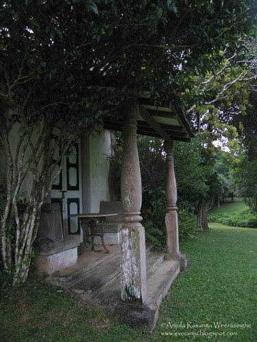 [Geoffrey+Bawa+Anjula+Rasanga+Weerasinghe+Bawa+gardens+Sri+Lanka+Table.jpg]