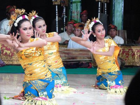 [Indonesia5_dance.jpg]