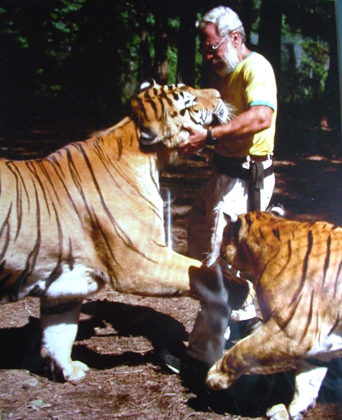 [mike+with+tiger.jpg]