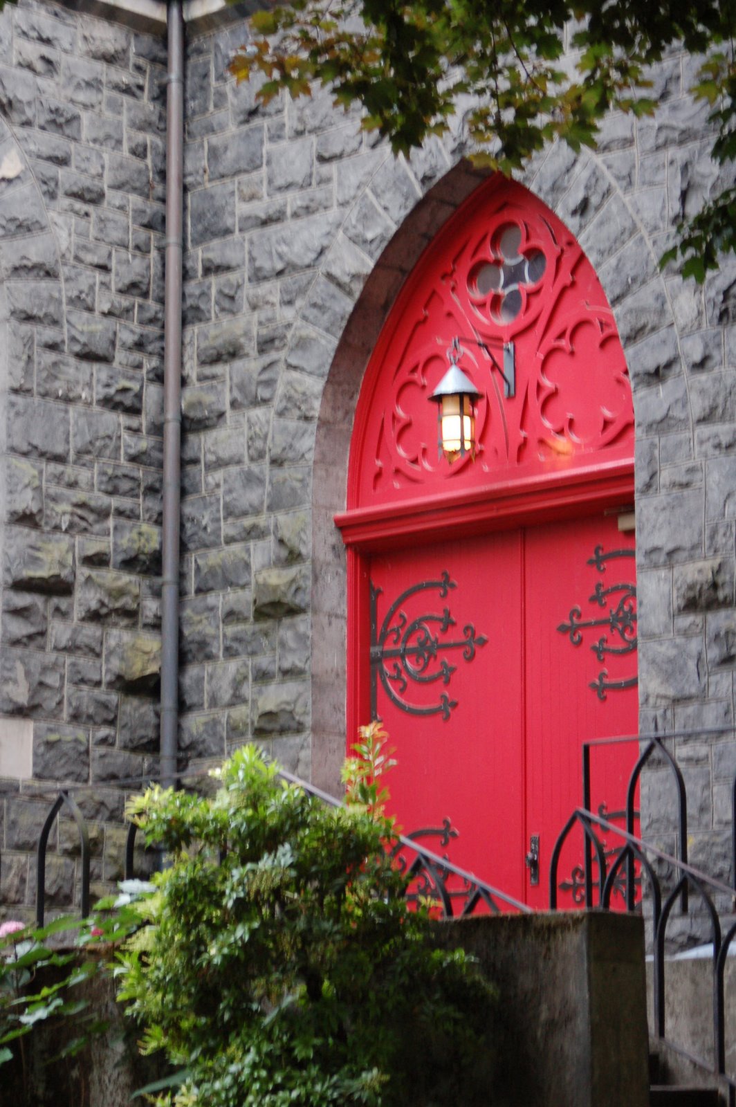 [091007ev_red_church_side_door.jpg]