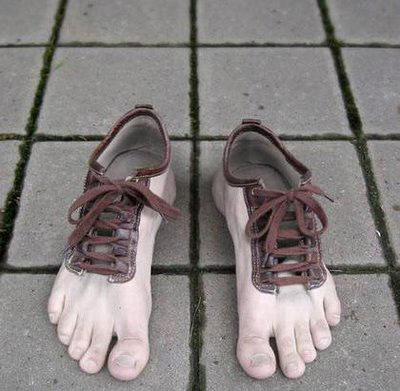 [yikers_feet_shoes1.jpg]