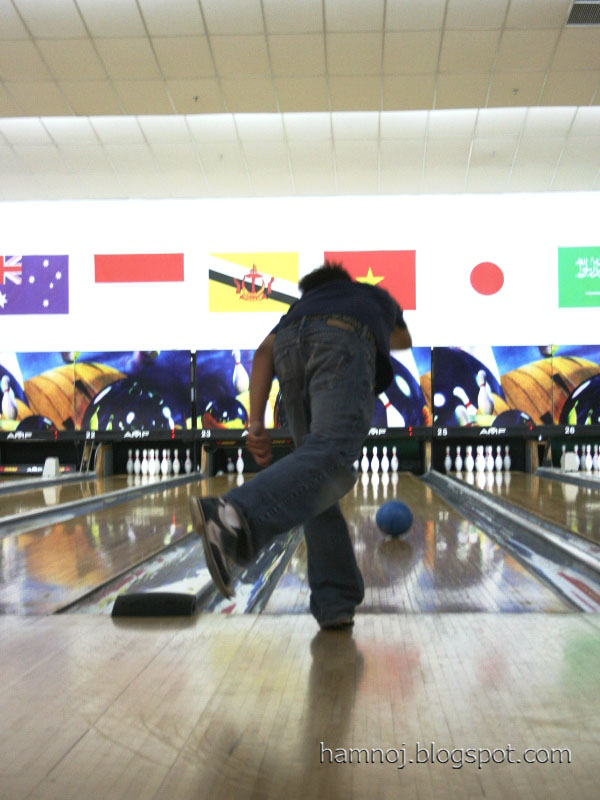 [4.+Eugene+bowling.jpg]