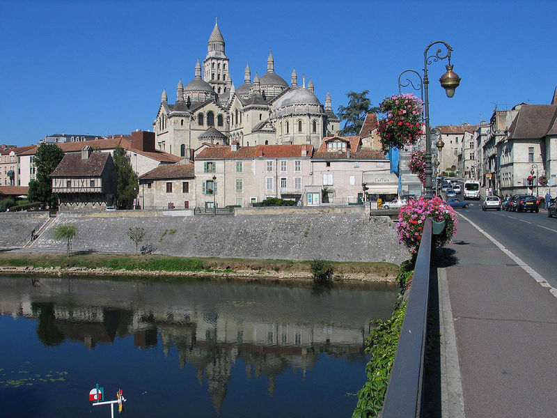 [800px-Perigueux_Cathedrale_Saint_Front.jpg]