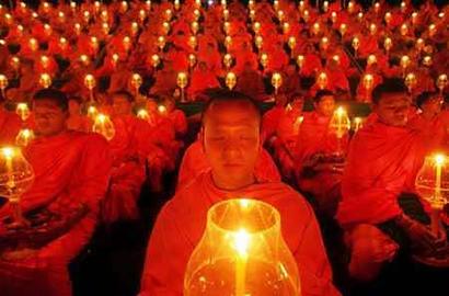 [monks_praying.jpg]