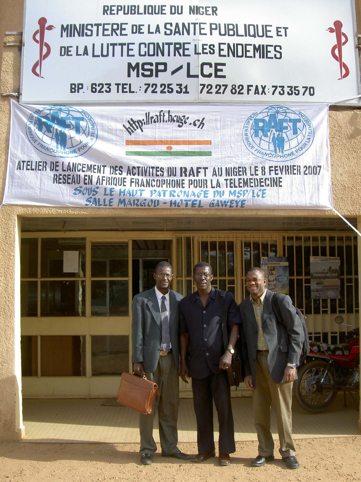 [07-02-03+Niamey-03,+Mohamed,+Roger+et+COB.jpg]