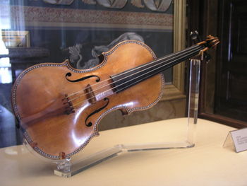 [350px-PalacioReal_Stradivarius1.jpg]