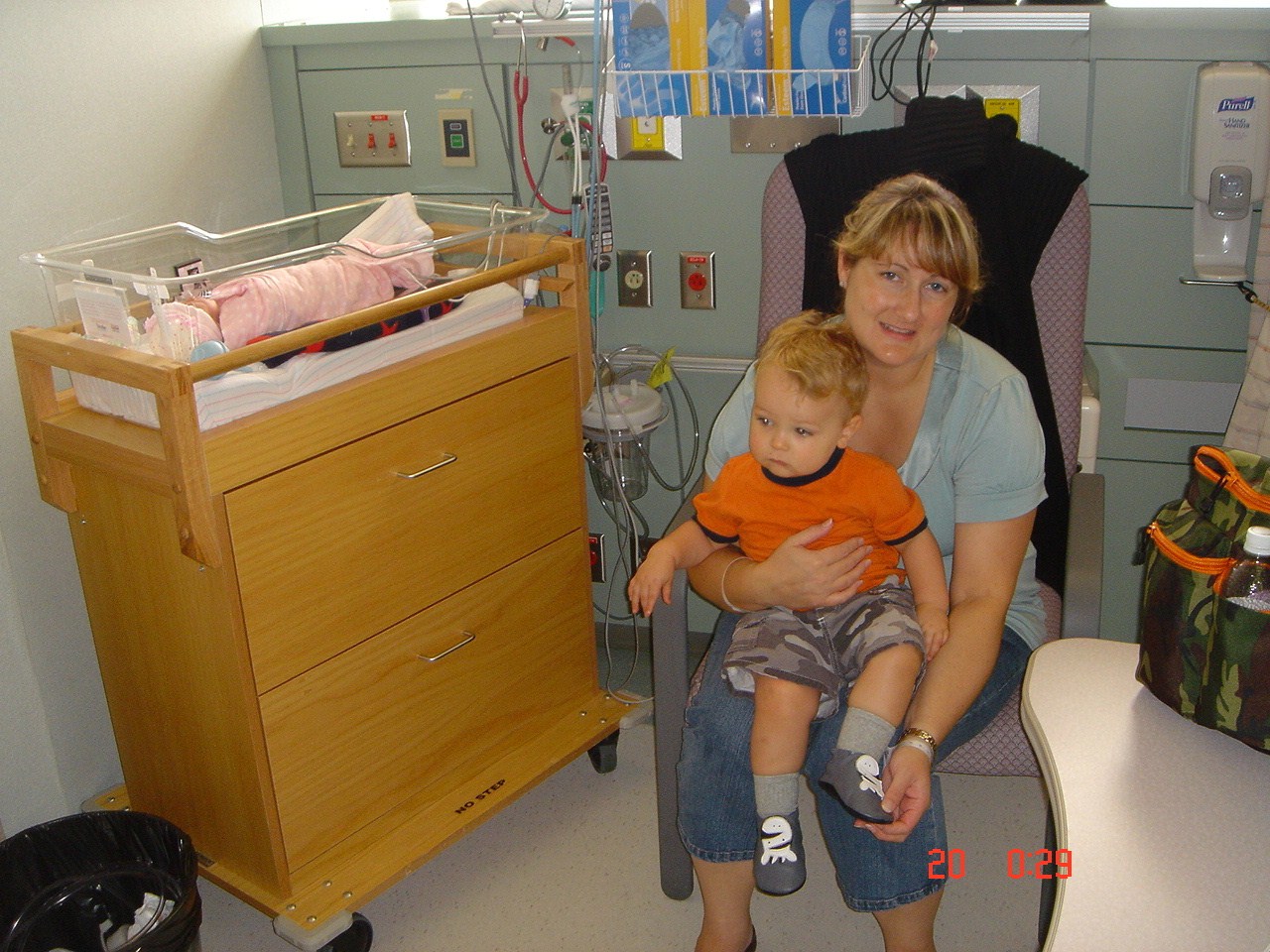 [Luke+and+Mom+at+hospital+1.JPG]