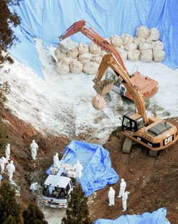 [Workers+bury+bags+of+slaughtered+chickens+from+the+Sato+Broiler+farm+at+a+mountain+near+the+farm+in+Hyuga,+Miyazaki+Prefecture,+on+Saturday.+KYODO+PHOTO.bmp]