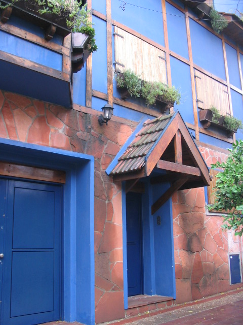 [blue+house.JPG]