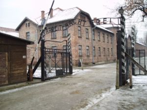 [300px-Auschwitz_gate_(tbertor1).jpg]