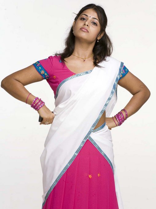 [Sindhu-Menon-traditional-Kerala-dress-7.jpg]