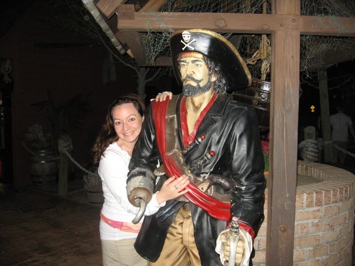 [Cathy+with+putt+putt+pirate.JPG]