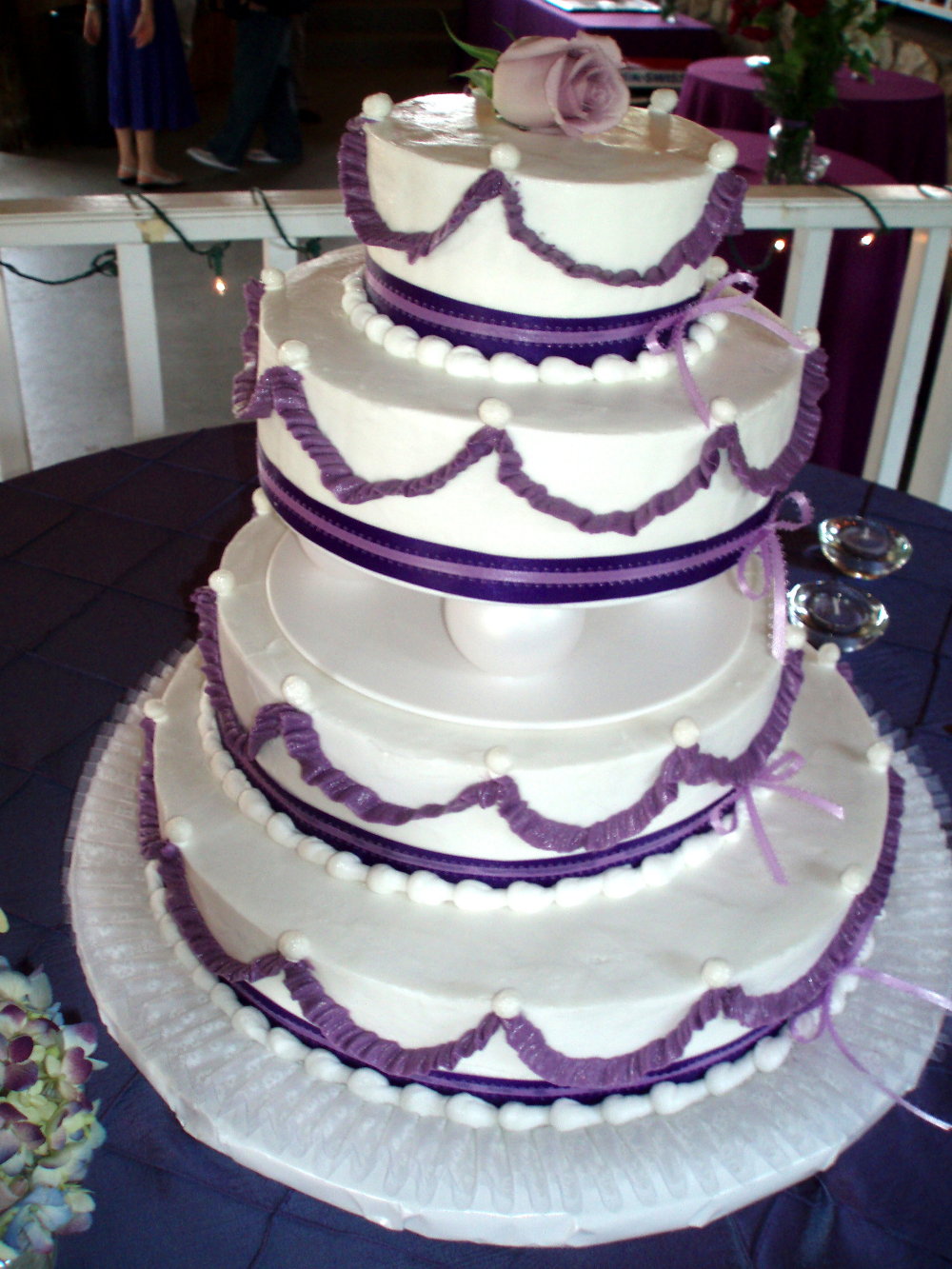 [purple+and+white+wedding+cake+053108.jpg]