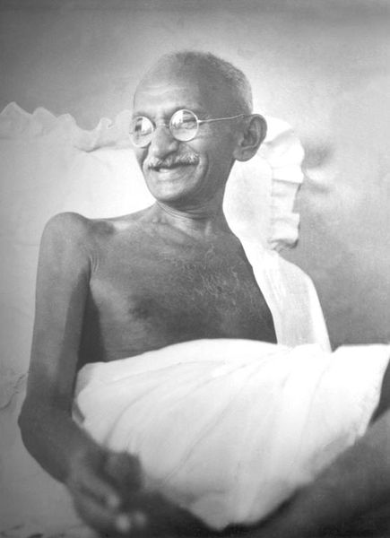 [435px-Gandhi_smiling_1942.jpg]
