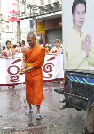 [Blog-Songkran07-Monk.jpg]