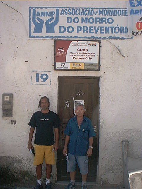 [Presidente+da+associação+de+moradores+do+Preventório+Leonardo+Soares+_+o+morador+jorge.JPG]