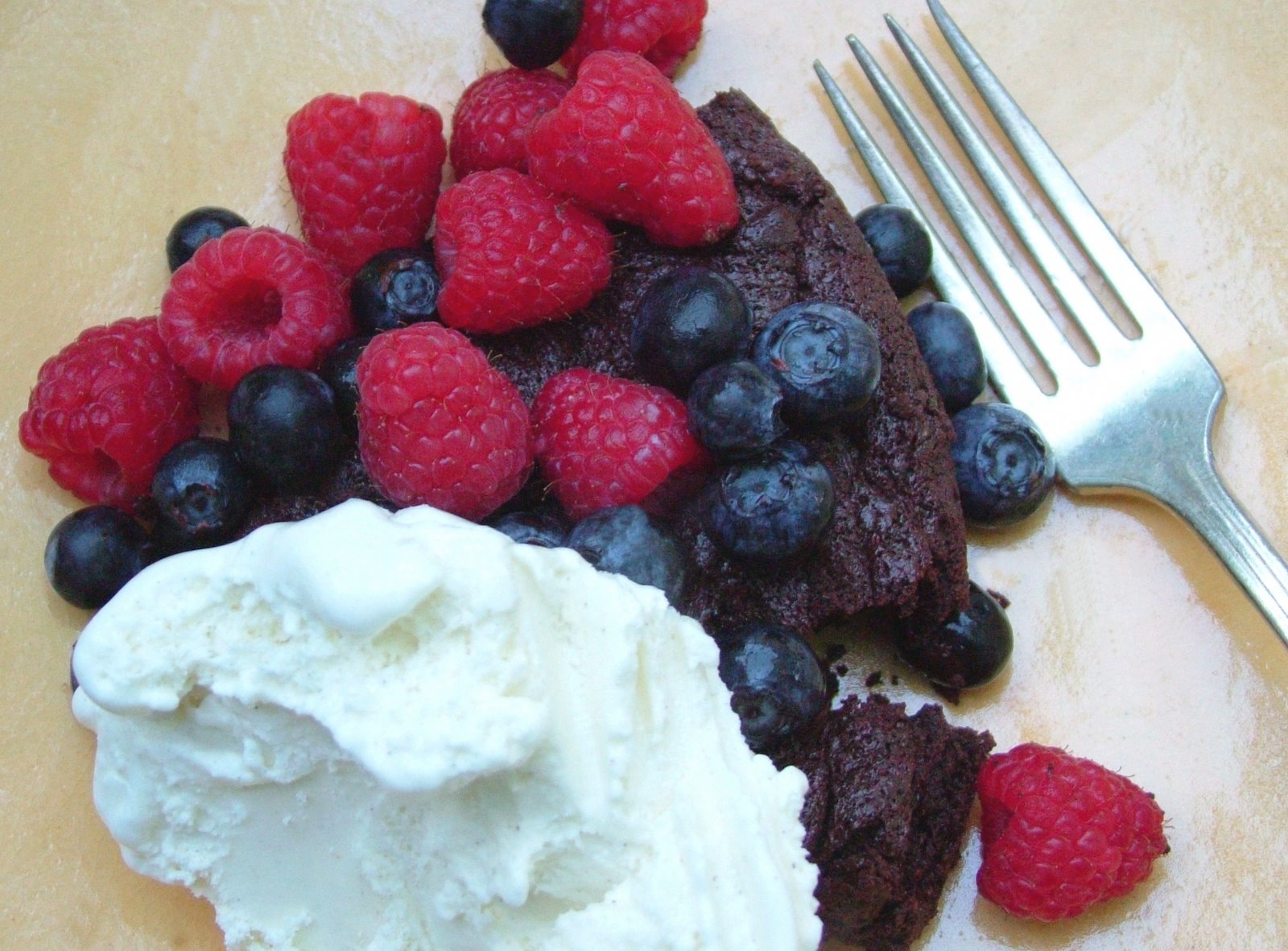 [Chocolate+cake+with+berries.jpg]