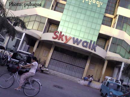[skywalk+and+yadanarpone+market.jpg]