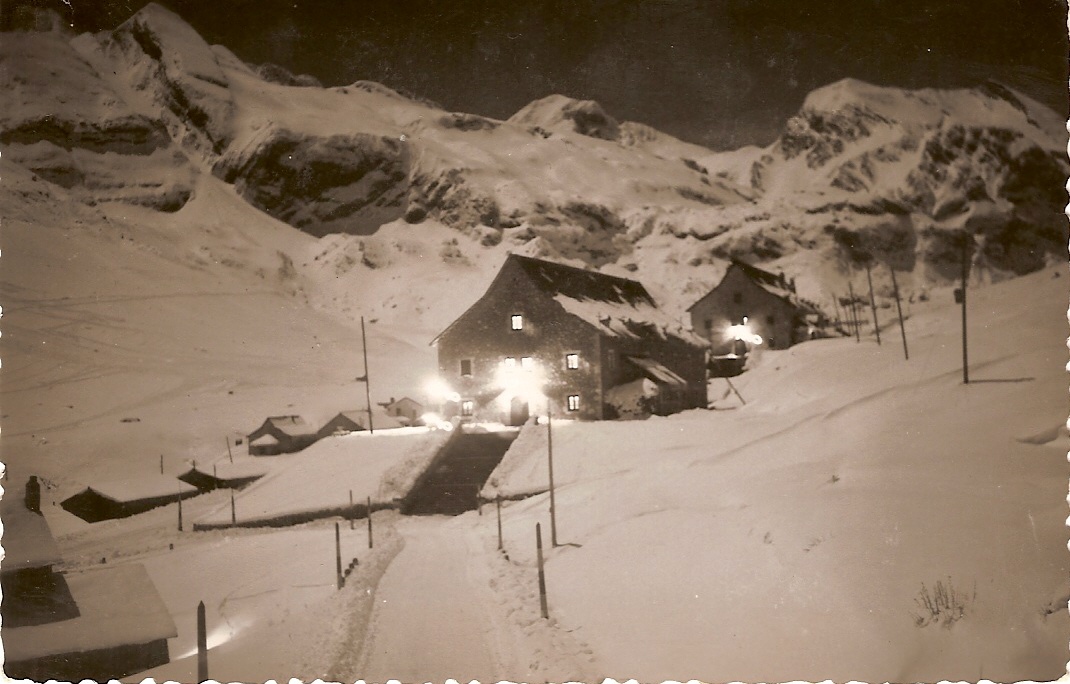 [Refugios+de+la+Compañía+de+Esquiadores+en+noche+de+luna;+al+fondo,+la+Zapatilla.jpg]