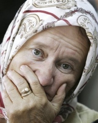 [Woman+Dutch+Soldiers+Srebrenica+Visit+2007.jpg]