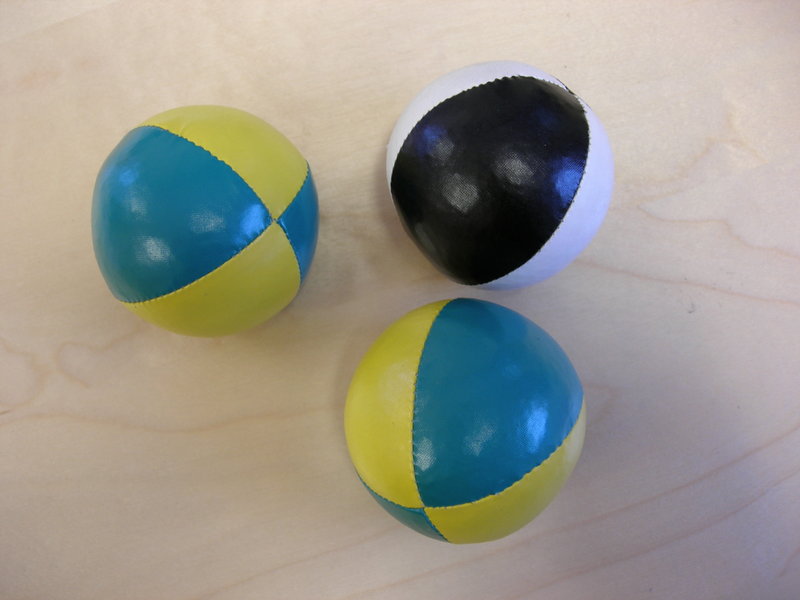 [800px-Juggling_balls.jpg]