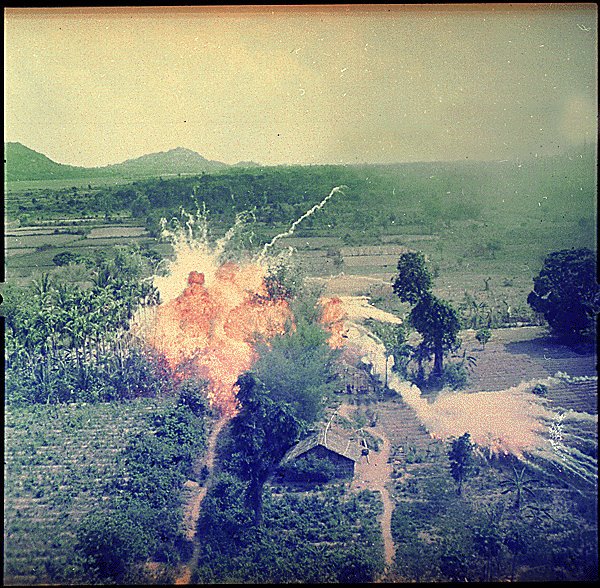 [Napalm+bombs+explode+on+Viet+Cong+structures+south+of+Saigon+in+the+Republic+of+Vietnam..jpg&imgmax=640]