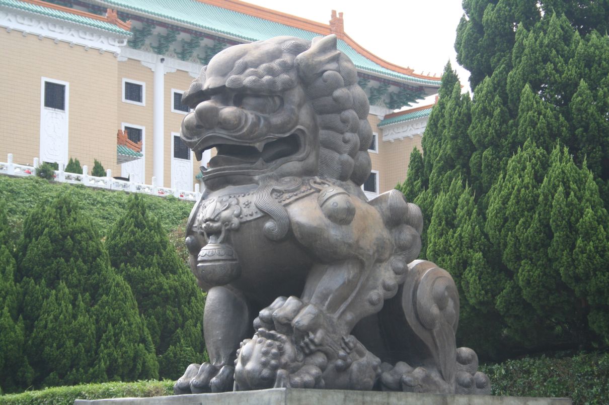 [Lion+in+front+of+National+Palace+Museum.jpg]
