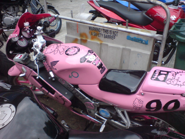 [hello-kitty-motorcycle-5.jpg]