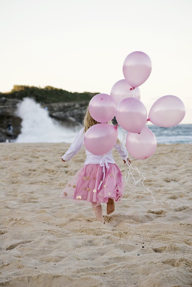 [beach+balloons+8.jpg]